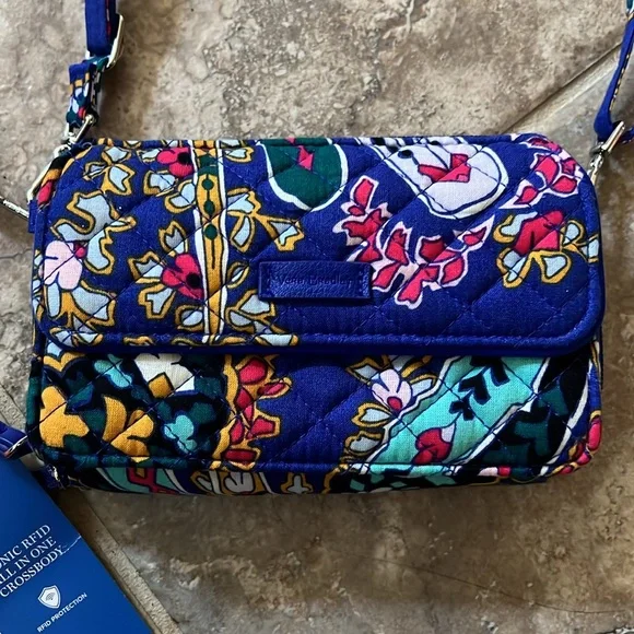 Vera Bradley Iconic RFID all in once crossbody - Picture 2 of 3